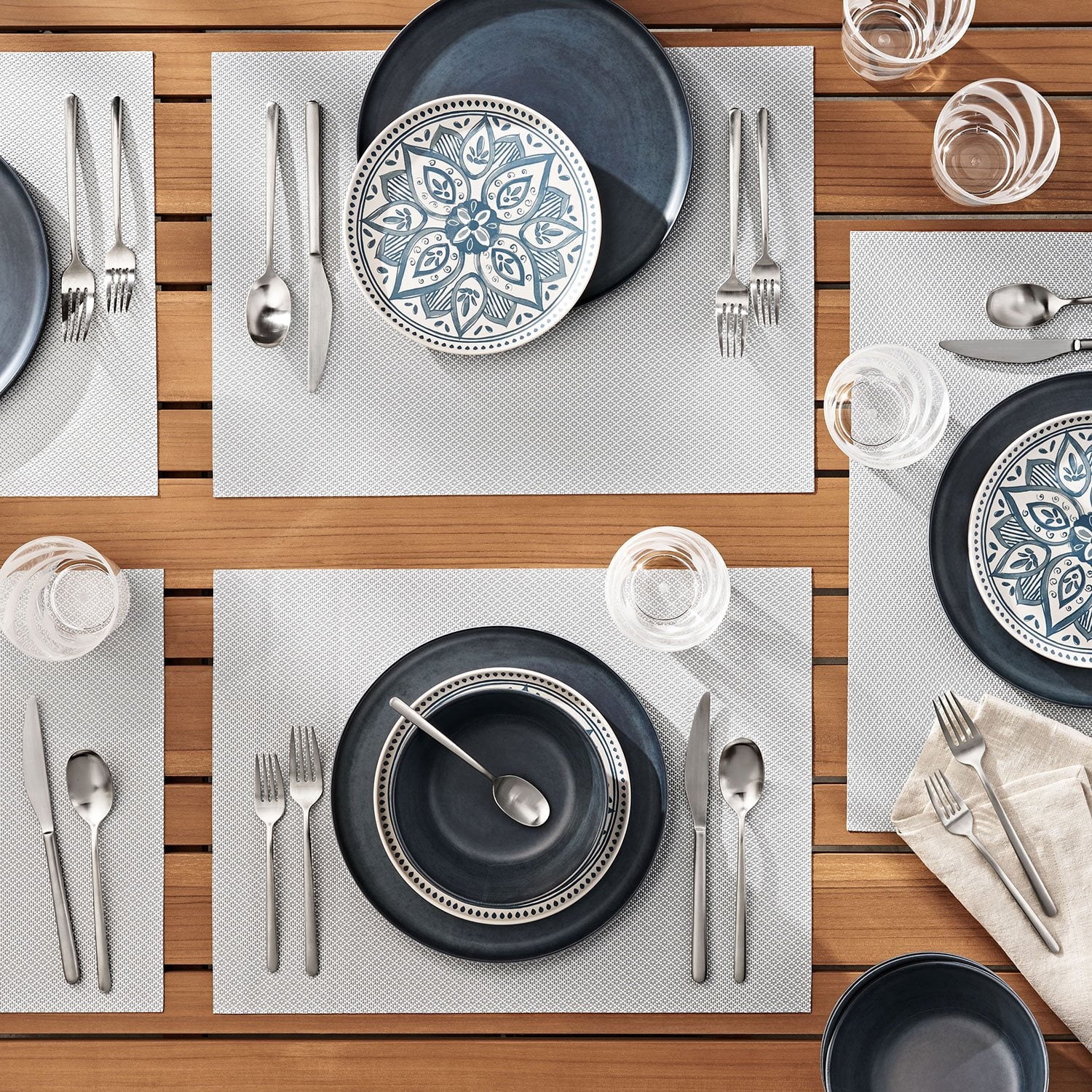 Member's Mark Set of 8 Paragon Woven PVC Placemats, 14" x 19" - Bellso